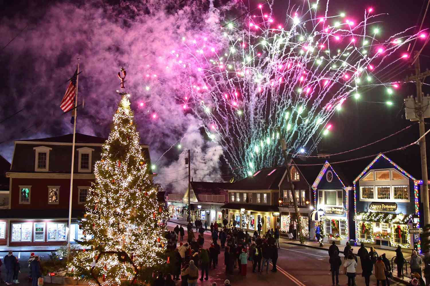 A Coastal Maine Town Becomes a Festive Wonderland Each December Featuring a Lobster Trap Christmas Tree – Mirror Brief